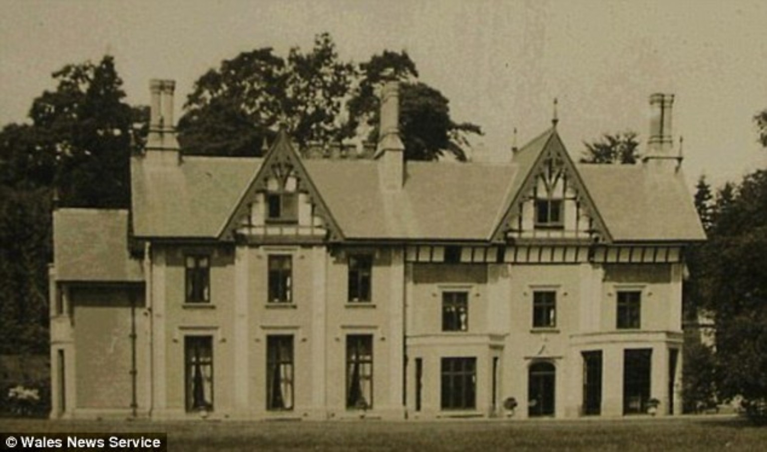 Historic view of Penybont Hall, Radnorshire, before the twentieth-century reduction of the house